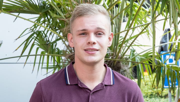 Ook Dennis Schouten uit de kleren: 'Body positivity!'