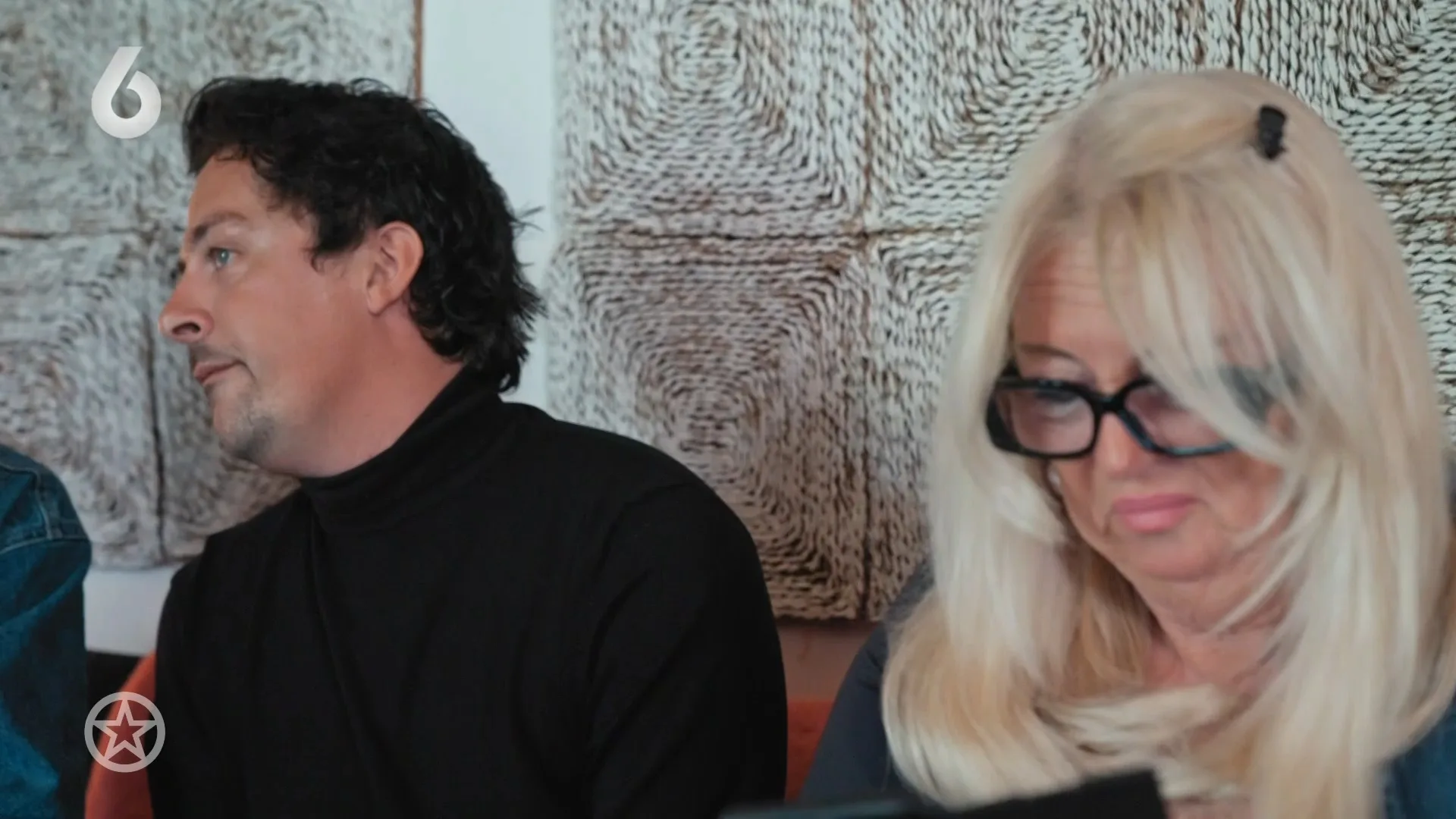 Mike wil het nest van moeder Monique verlaten