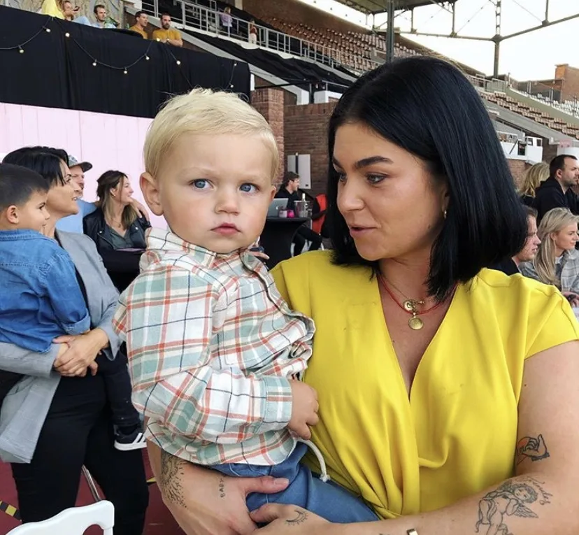 ZIEN: Zoontje Roxeanne Hazes (2) zet ouders prachtig op de foto
