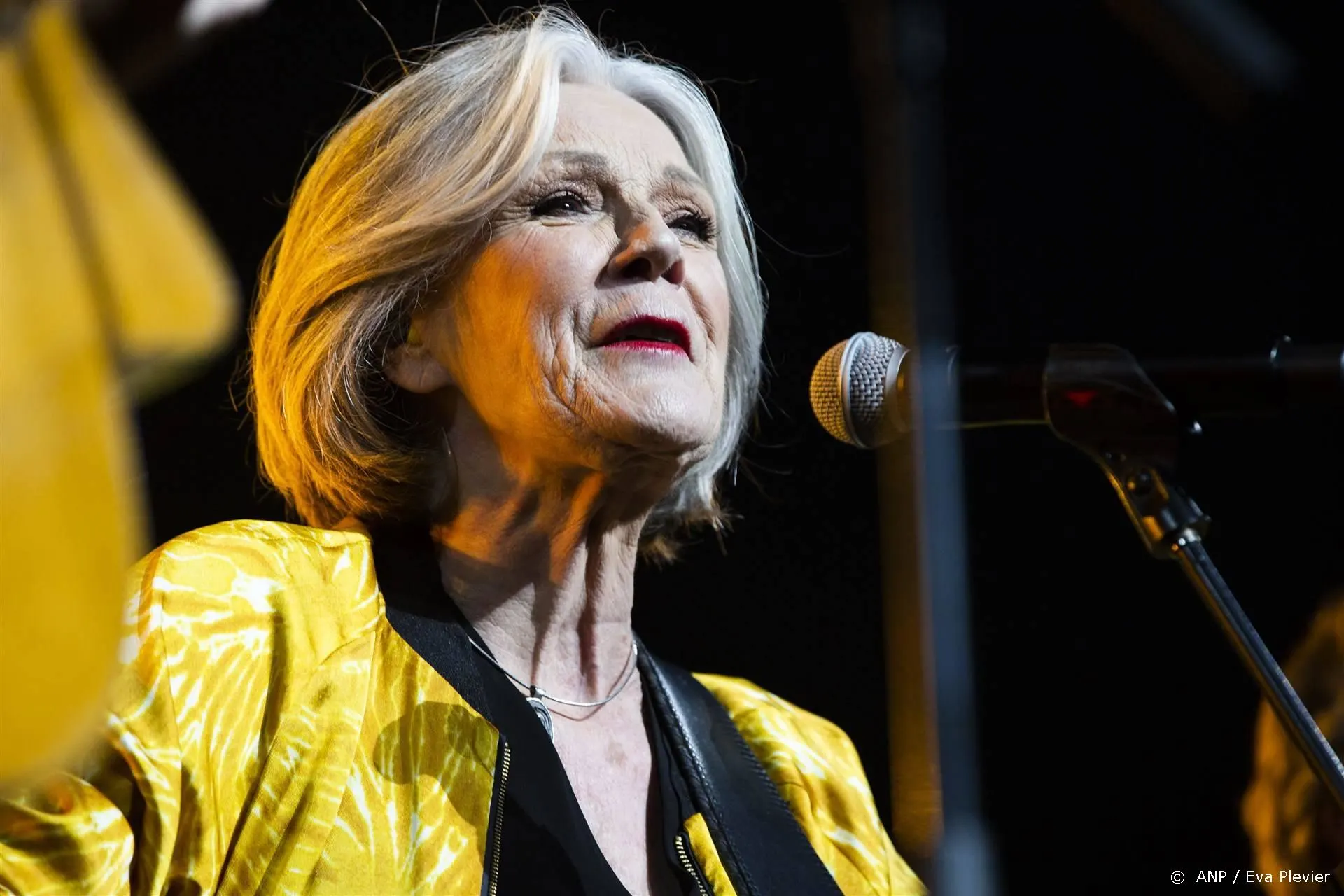 Kleinzoon Lenny Kuhr zwaargewond, zangeres naar Israël