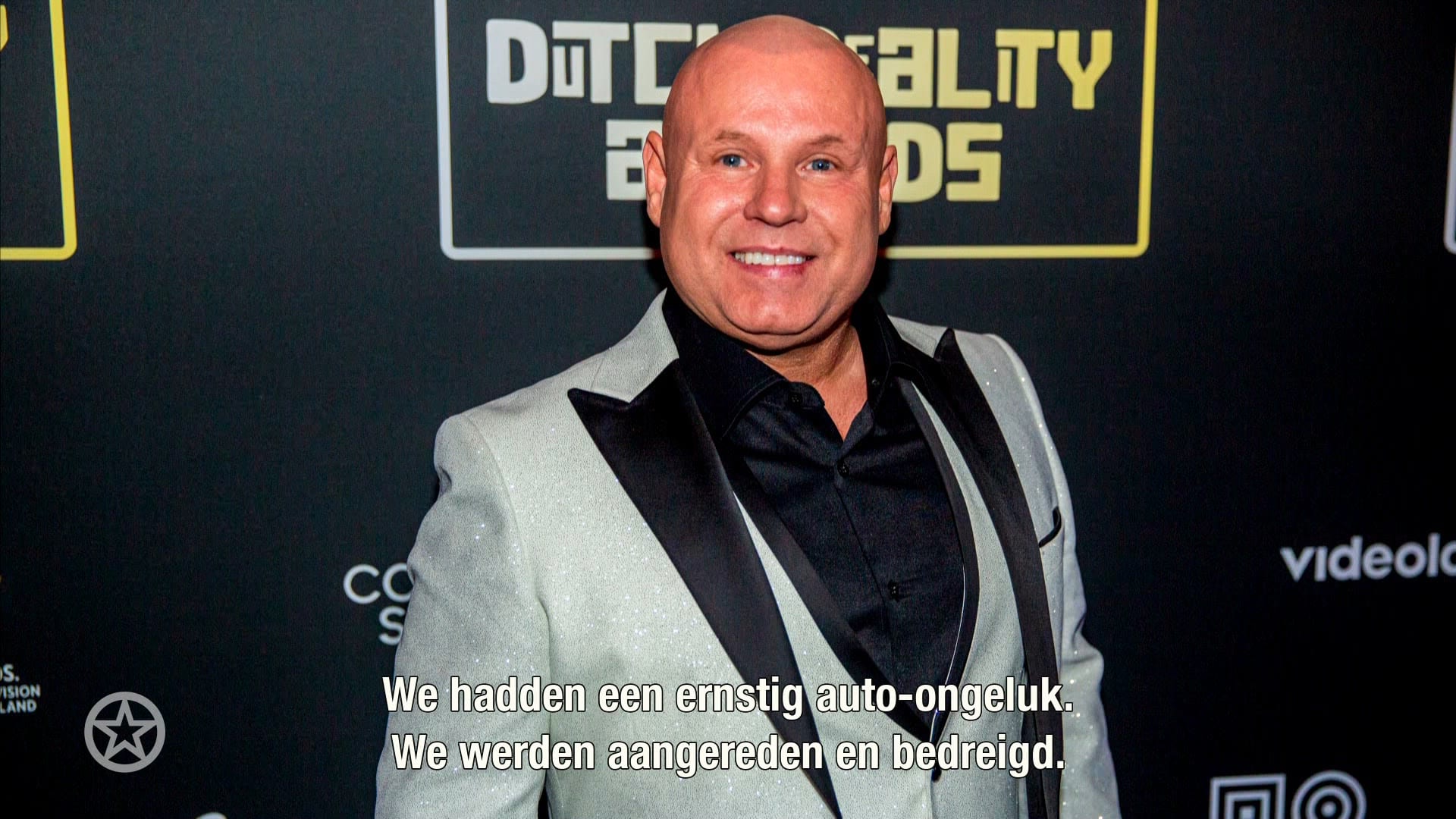 Heftig verkeersongeluk voor Bij Ons Op Het Kamp-Antonio en Frans