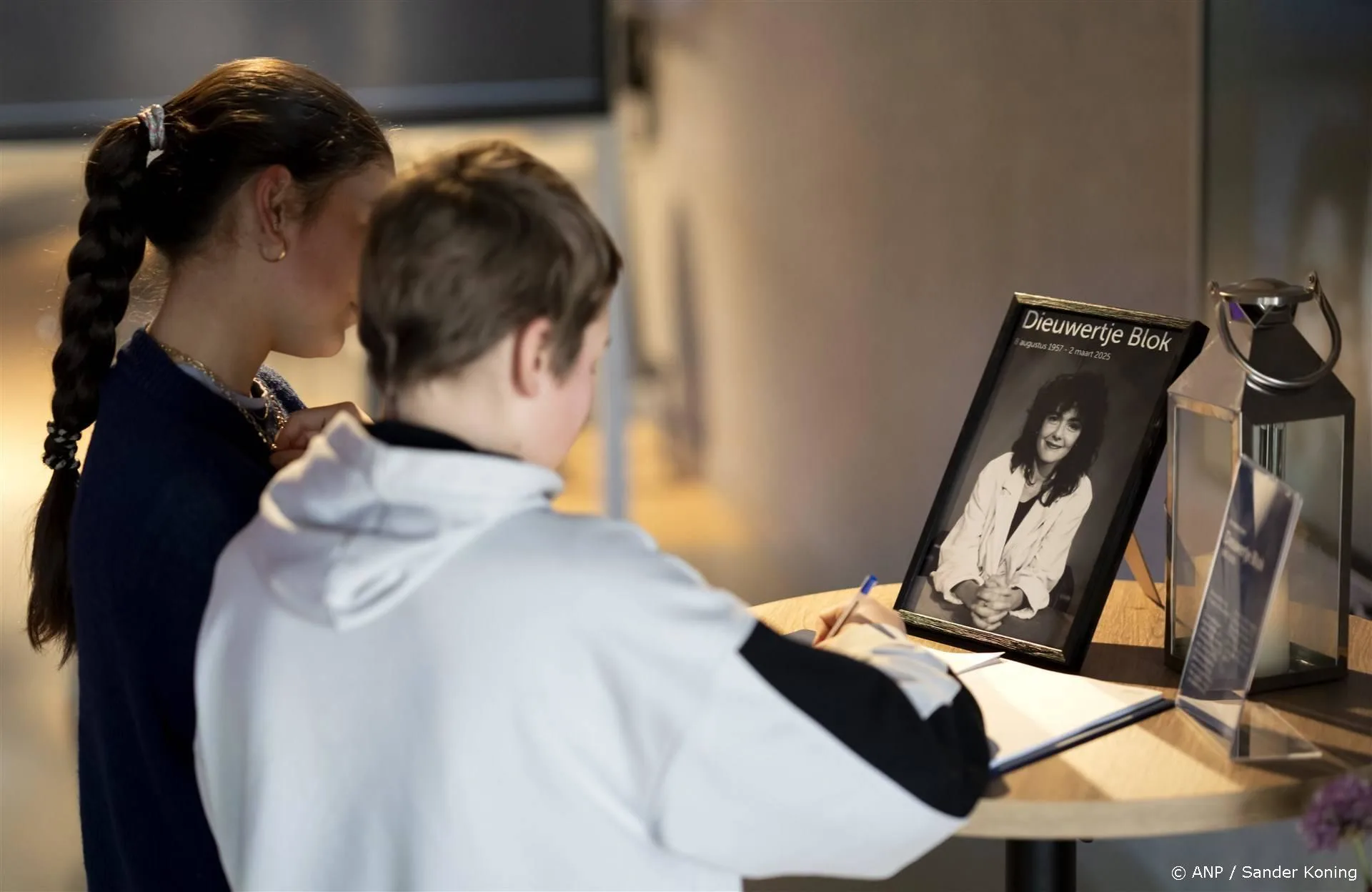 Bekijk hier het prachtige eerbetoon aan Dieuwertje Blok: 'Ze was van ons allemaal'