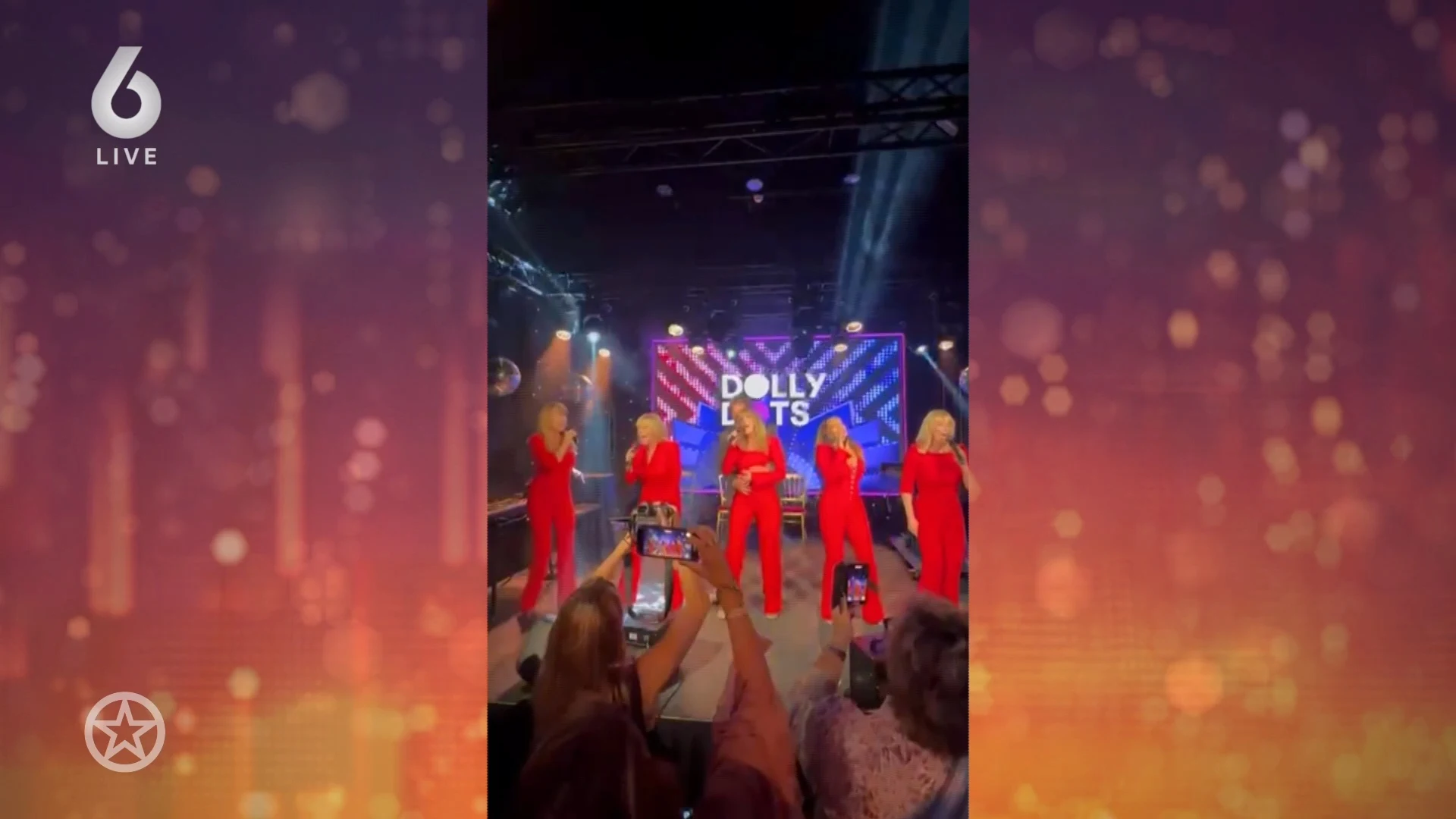 Vicky Leandros en Dolly Dots op podium bij feest Gerard Joling
