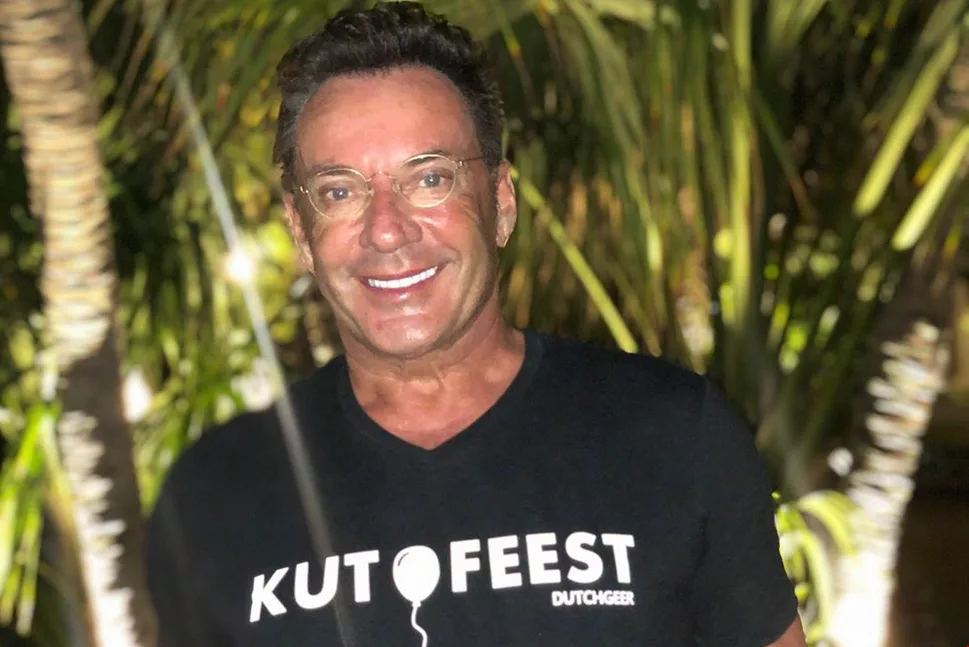 ZIEN: Bril Gerard Joling van zijn gezicht geblazen!