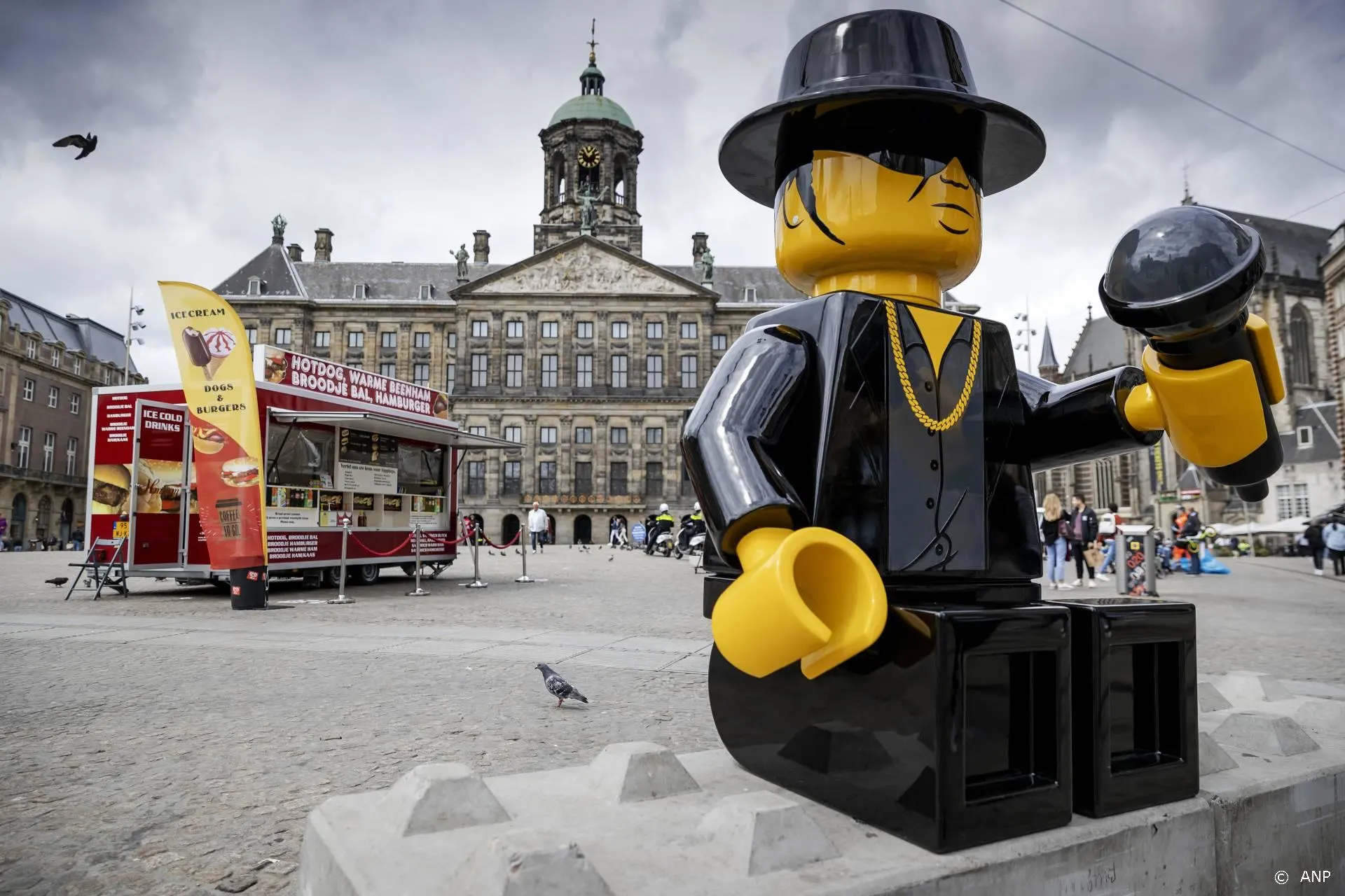 Gestolen legobeeld André Hazes weer terug op de Dam