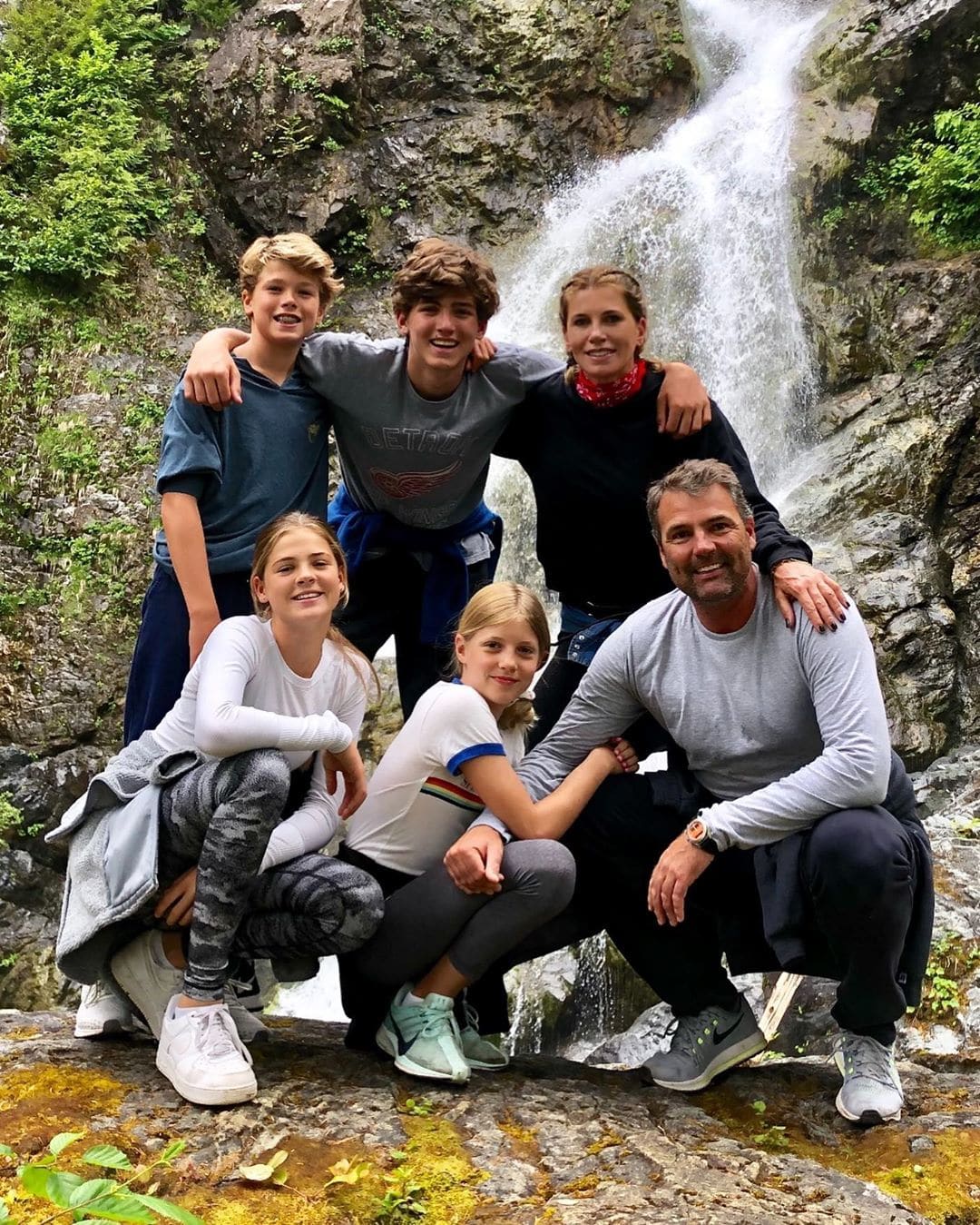 HILARISCH: Familie Oerlemans knipt elkaars haar