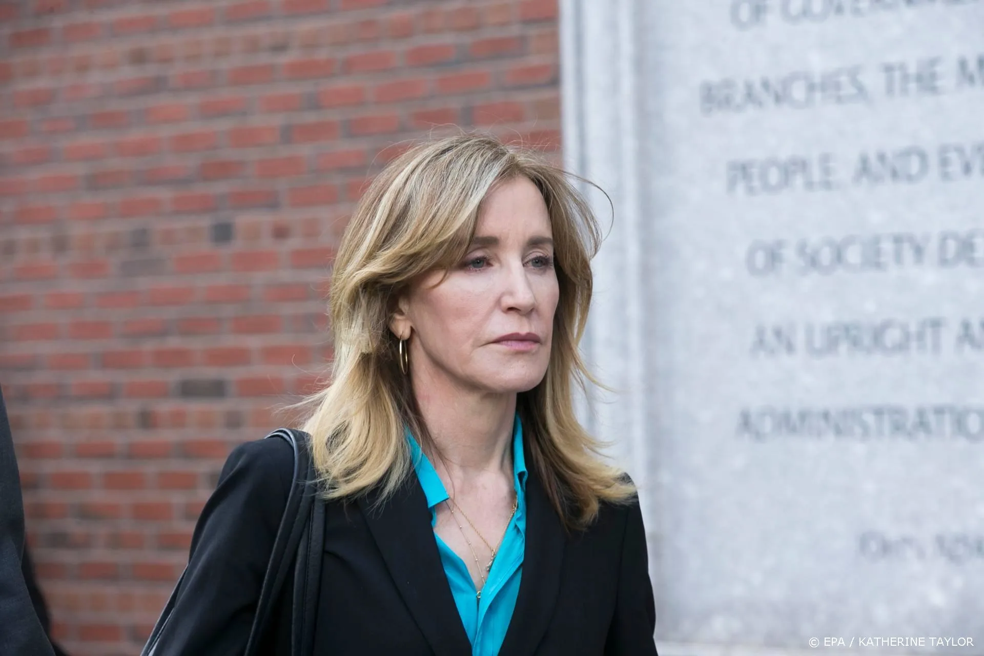 Felicity Huffman wil paspoort terug na omkoopschandaal