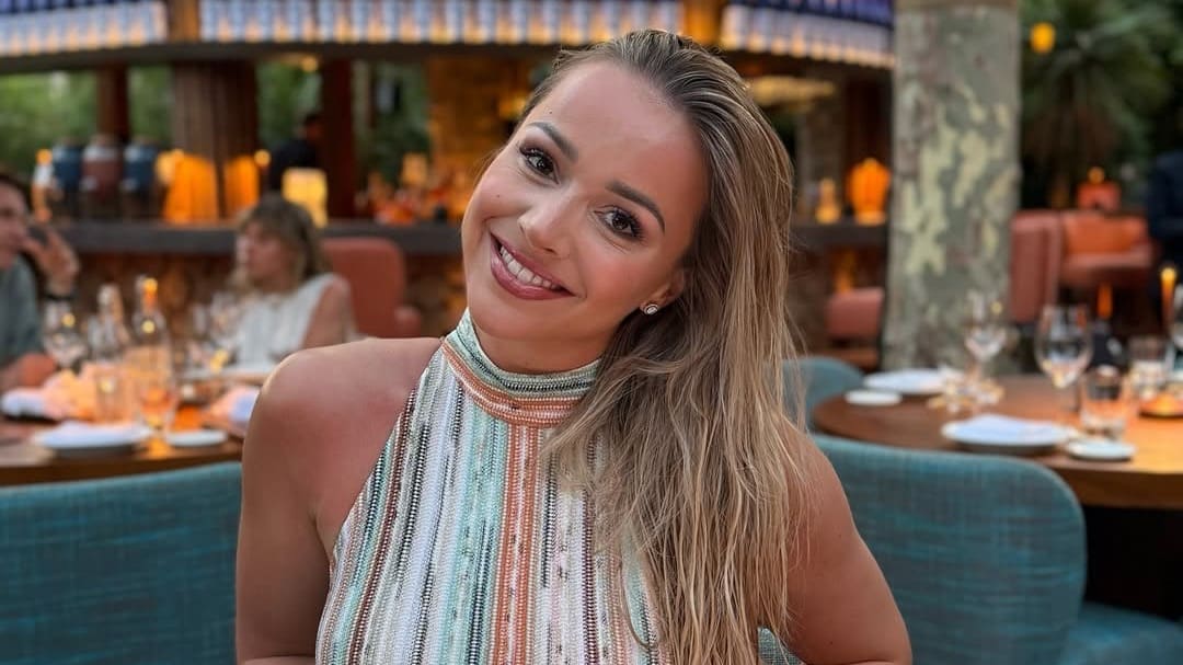 Emma Heesters geniet van déze welverdiende zonvakantie