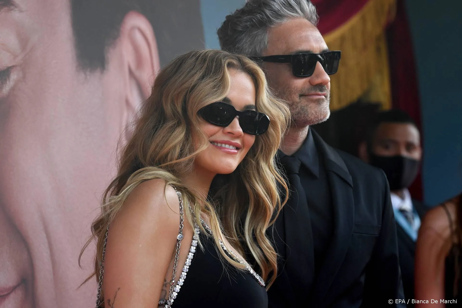 Rita Ora en Taika Waititi zijn verloofd