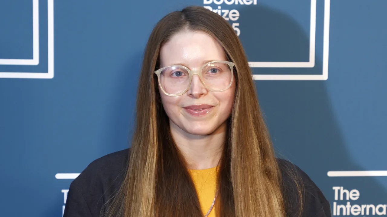 Harry Potter-actrice laat OnlyFans-abonnees cupmaat bepalen