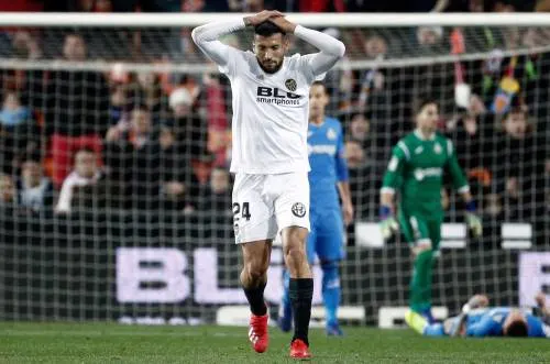 Verdediger Valencia eerste speler in La Liga met coronavirus