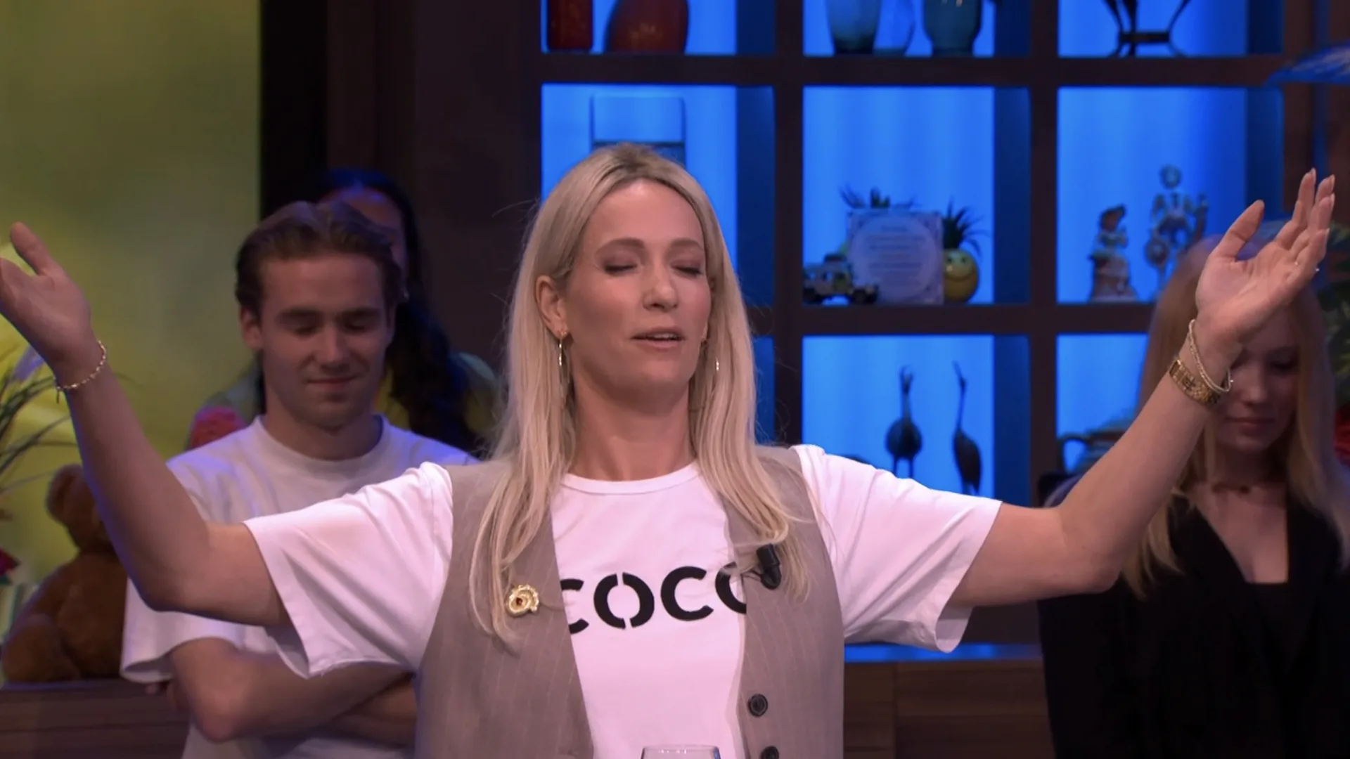 Hélène Hendriks doet parodie op congres van Volt, Merel Ek: ‘Het leek wel een sekte’