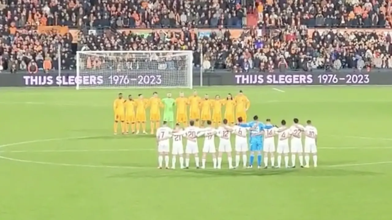 Indrukwekkende minuut stilte in De Kuip voor overleden Thijs Slegers
