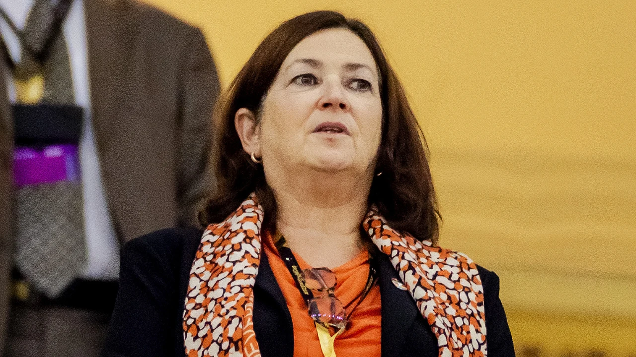 Conny Helder draagt OneLove-speldje bij WK-duel tussen Nederland en Qatar