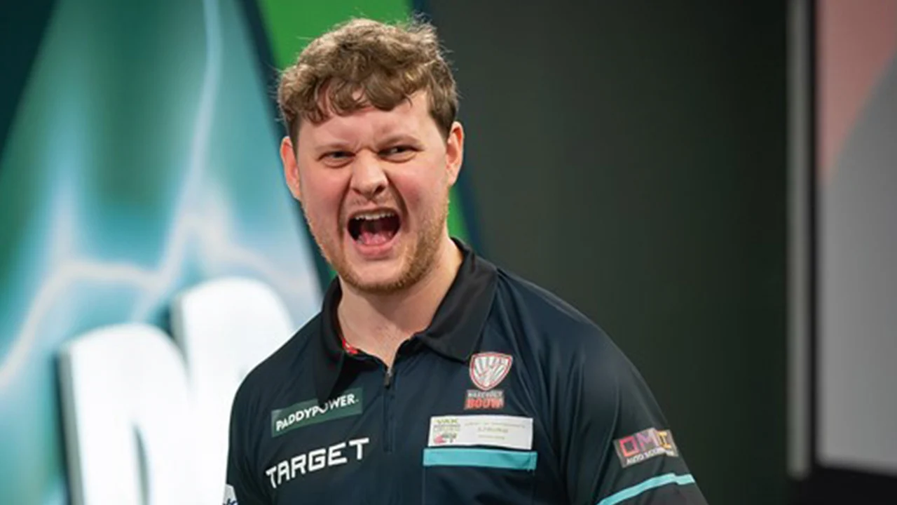 Kevin Doets overleeft vier matchdarts en bereikt achtste finales