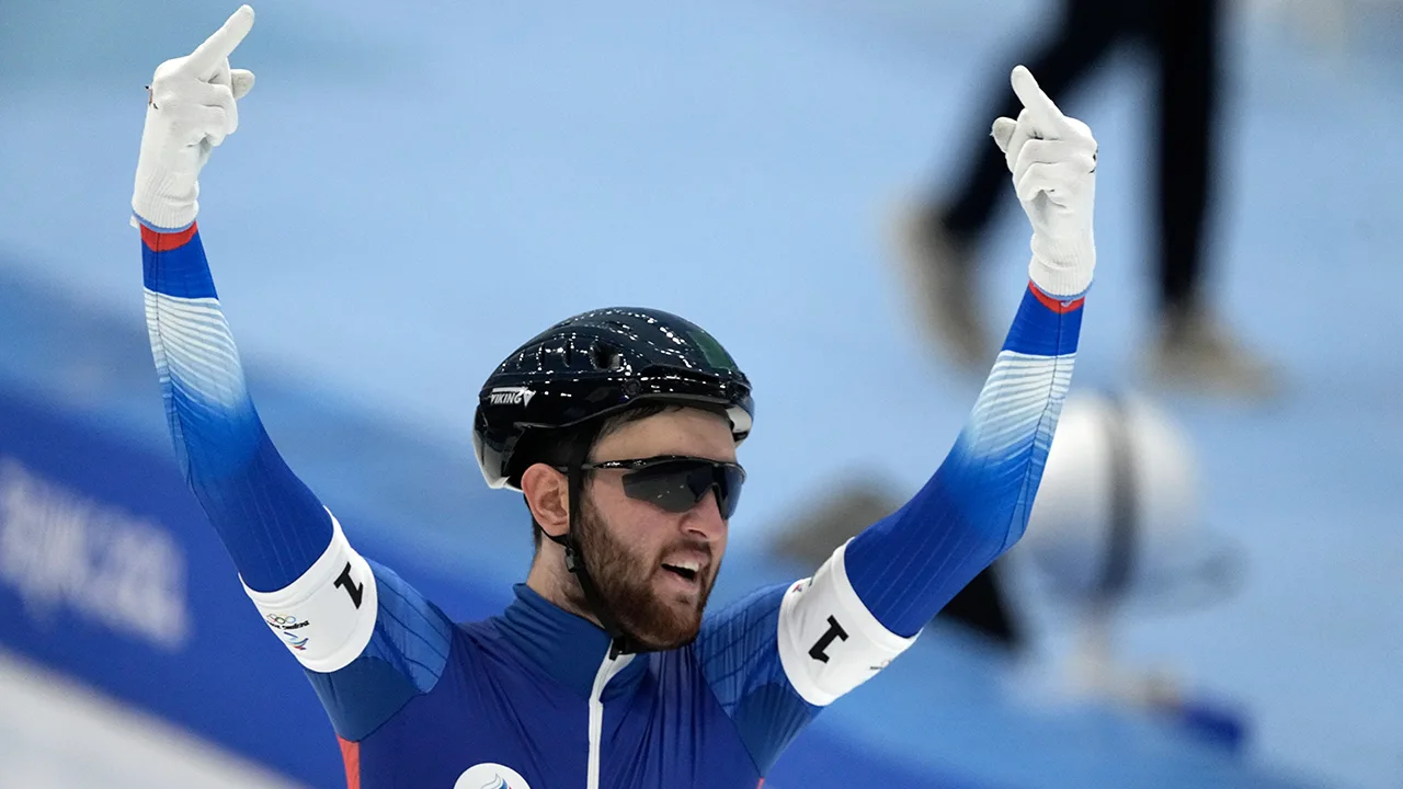 Russische schaatser komt met opvallende verklaring voor opsteken van middelvingers