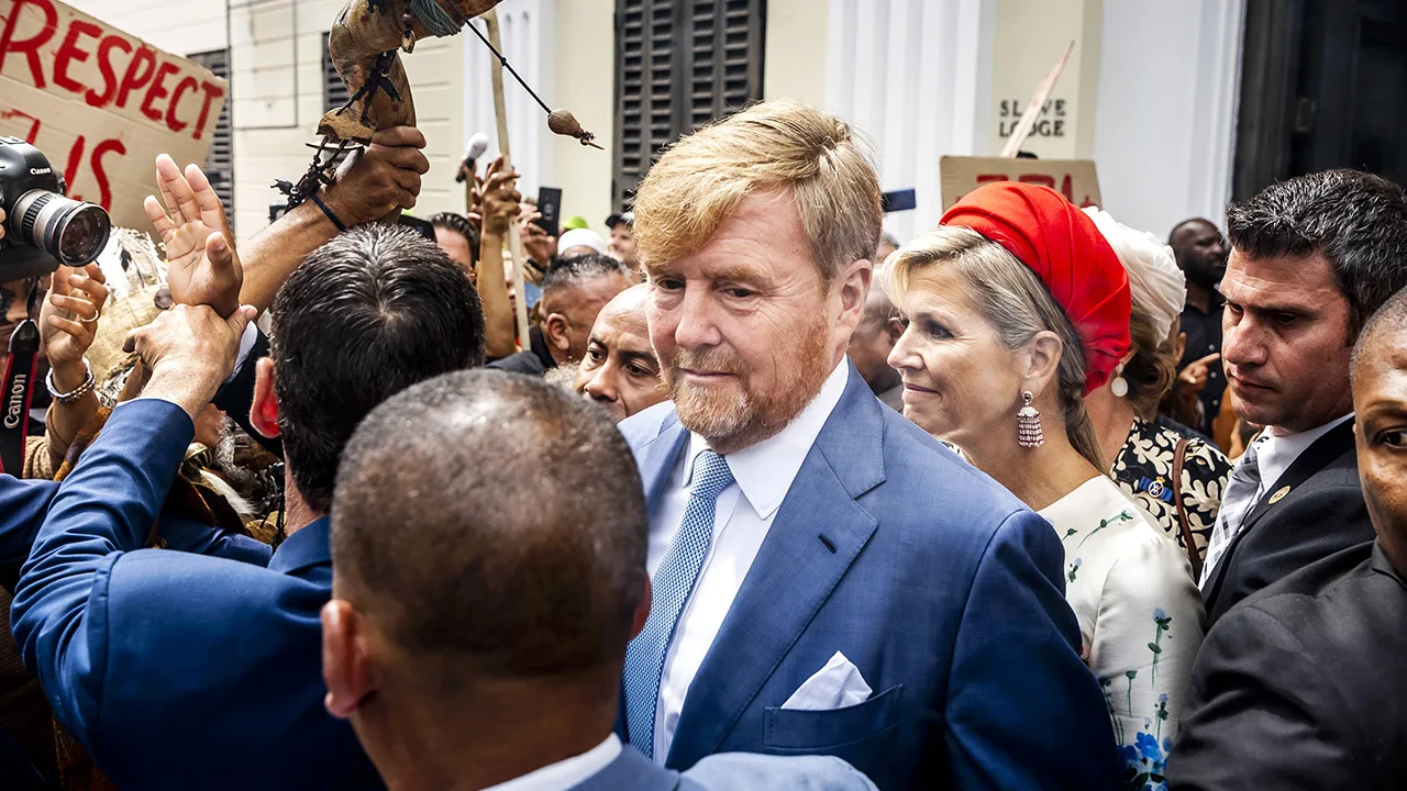 Koningspaar na bezoek slavernijmuseum opgewacht door woedende menigte