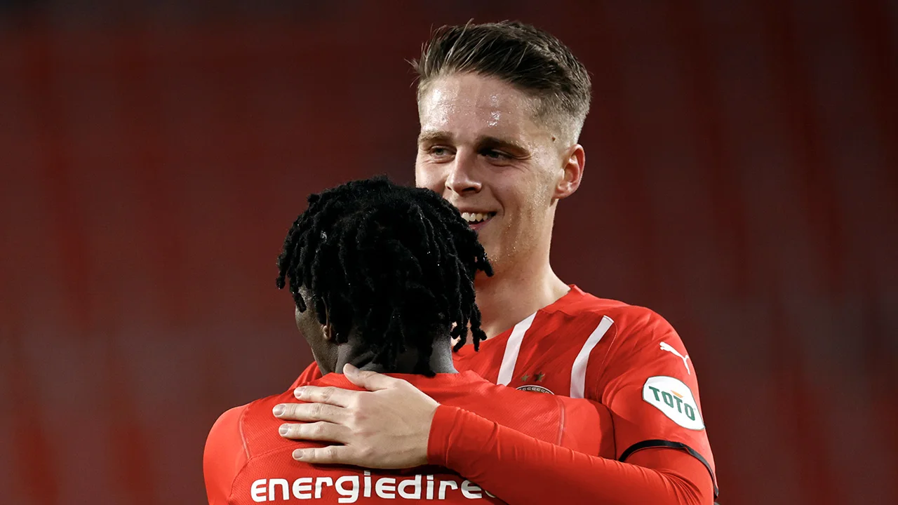 VIDEOGOAL: Joey Veerman zet PSV op voorsprong met eerste Eindhovense treffer