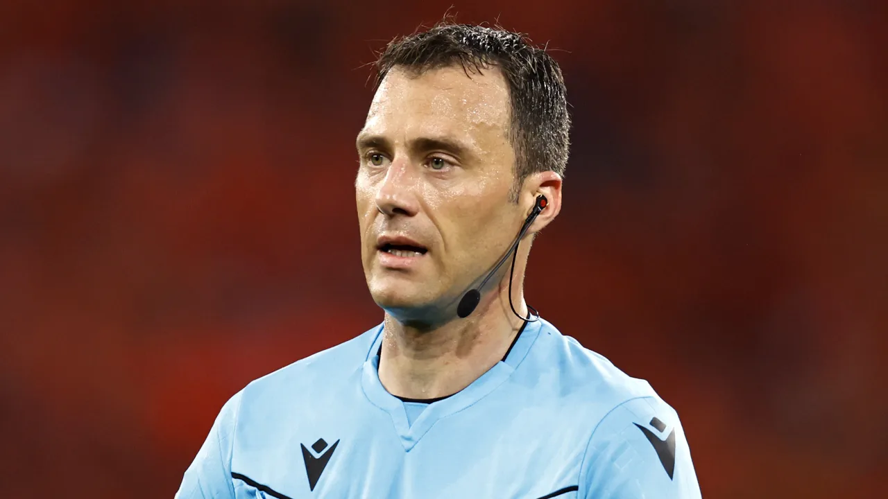 'Felix Zwayer gaat nooit meer een potje fluiten voor de UEFA'