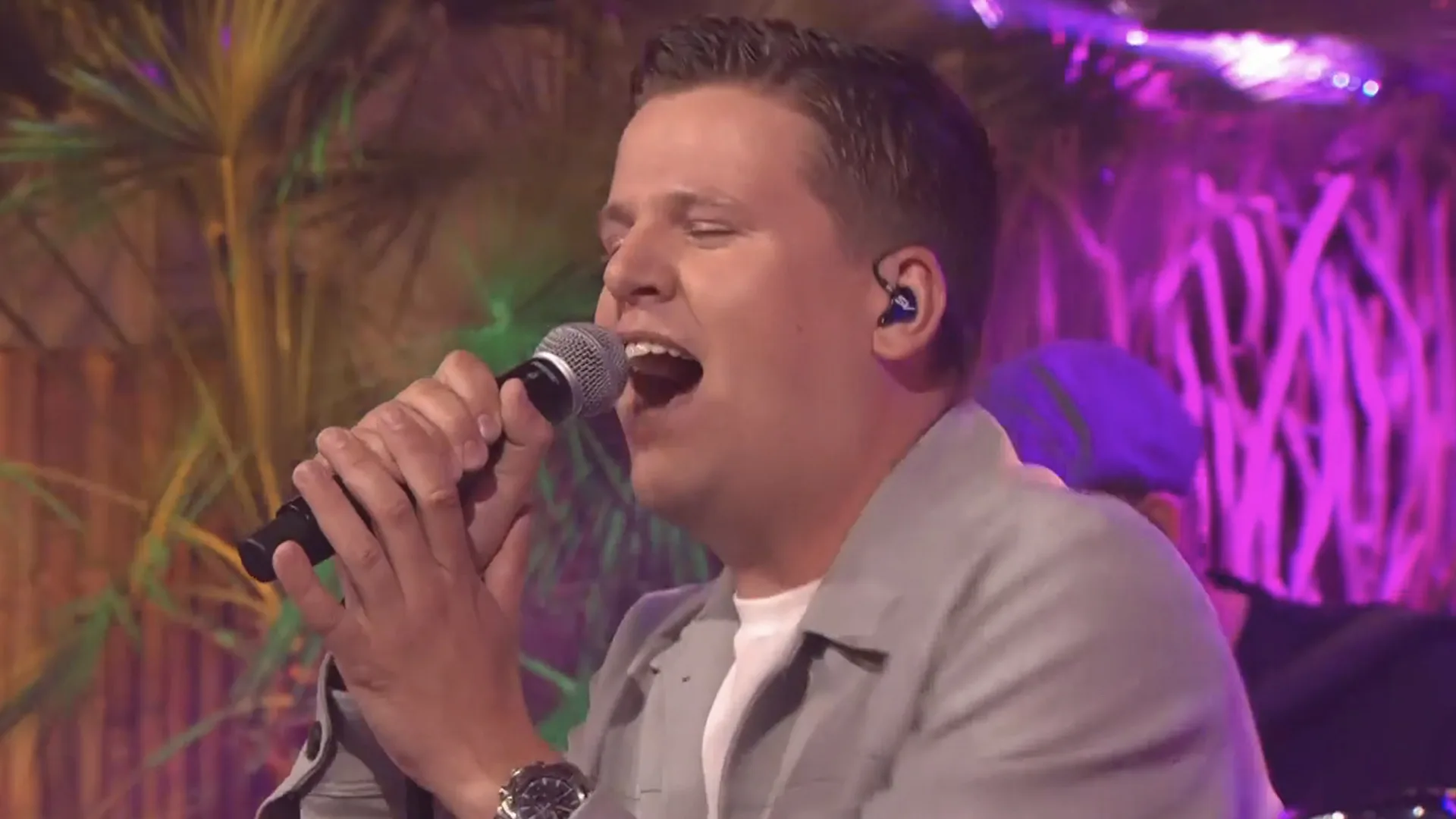 Sven Versteeg zorgt voor héérlijke opening van De Oranjezomer met 'Heb Lak Aan Wat Ze Zeggen'