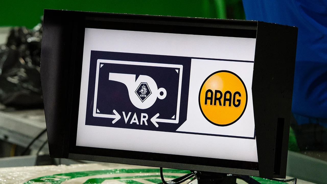 Publiek in stadions krijgt uitleg van VAR