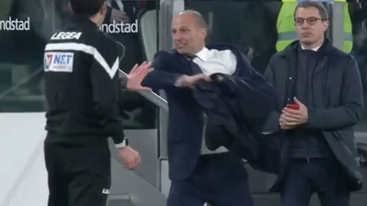 VIDEO: woedende Juventus-trainer Massimiliano Allegri smijt met zijn jasje