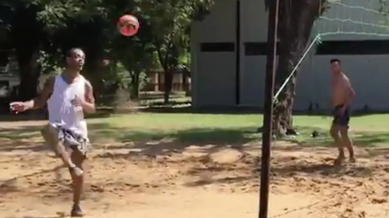 Ronaldinho vermaakt zich met potje voetvolley in Paraguyaanse gevangenis