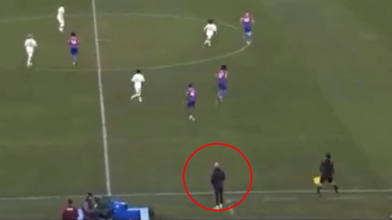 Video: Ten Hag gaat tekeer tegen Man United-speler: 'What the f*ck are you doing?'