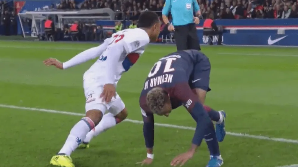 Throwback: Tete zet Neymar voor schut op Franse bodem! 