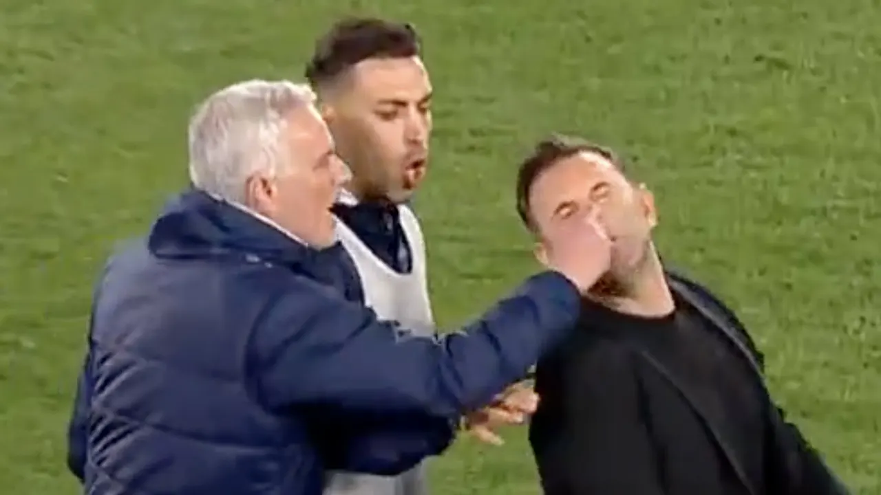 Video: José Mourinho knijpt trainer van Galatasaray in neus na bekeruitschakeling