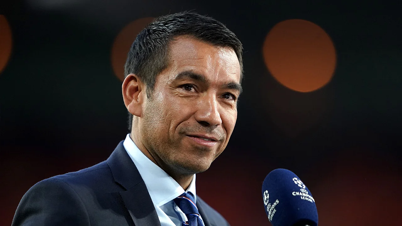 'Van Bronckhorst staat voor nieuwe trainersklus; alleen NAC Breda blokkeert nog de deal'