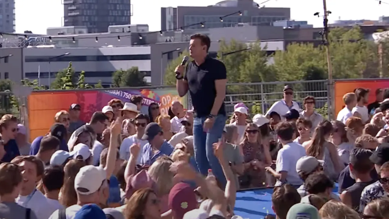 Terugkijken: Wilfred Genee zingt 'Zoek Jezelf Broeder' bij Muziekfeest op de Ring