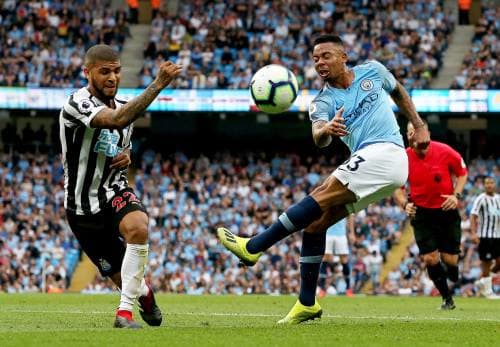Walker schiet Manchester City langs Newcastle