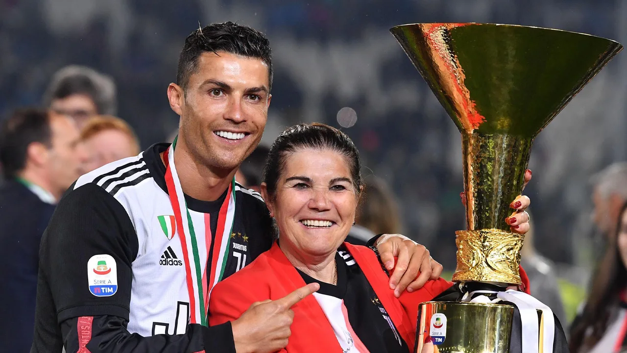 Moeder Ronaldo: 'Zonder voetbalmaffia had mijn zoon meer prijzen gewonnen'