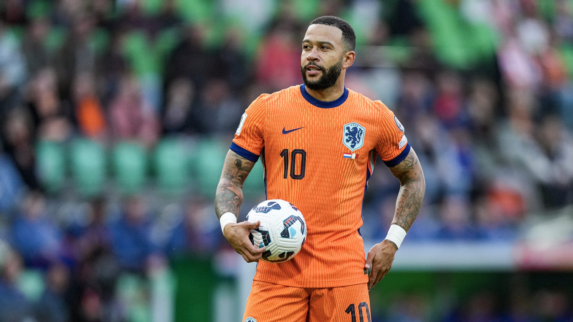 Memphis Depay evenaart Robin van Persie als topscorer van Oranje