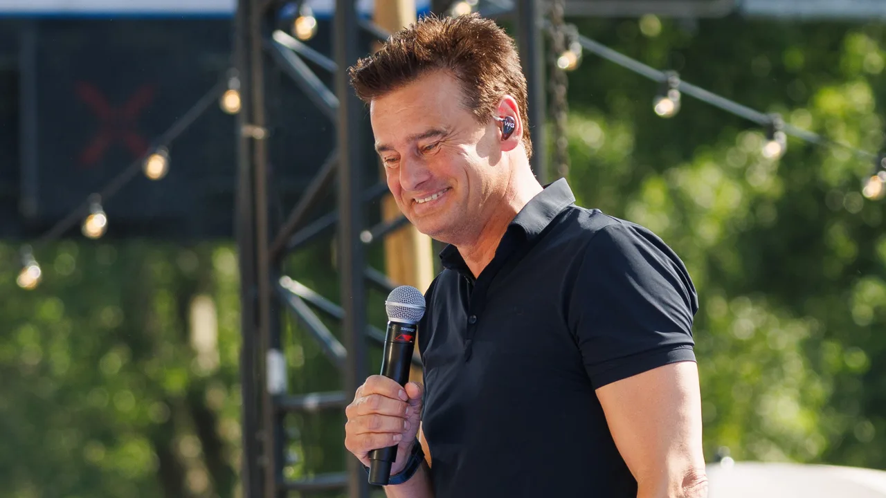 Wilfred Genee presenteert Nederlands Kampioenschap Karaoke