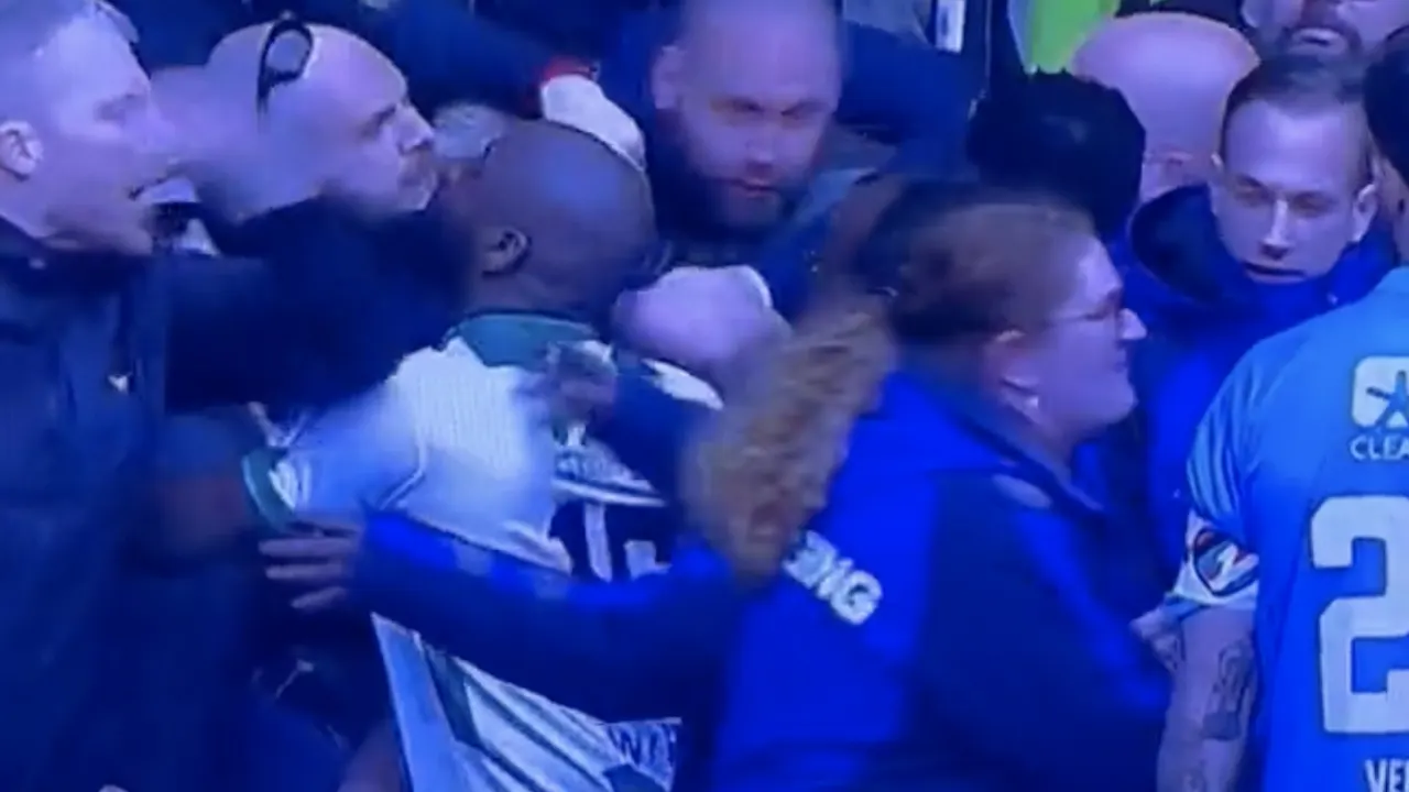 Groningen - Heerenveen stilgelegd na handgemeen tussen fans en spelers thuisclub