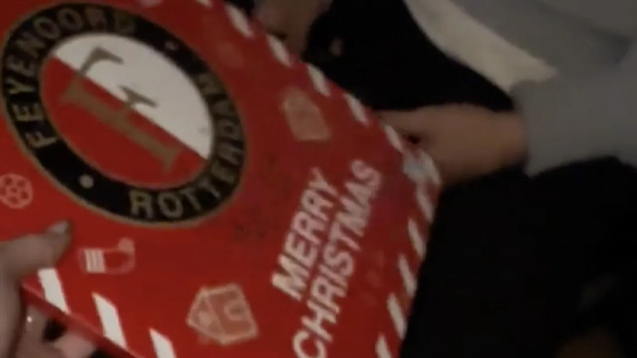 Ajax-fan neemt geen halve maatregelen als hij Feyenoord-adventskalender van z'n vriendin krijgt