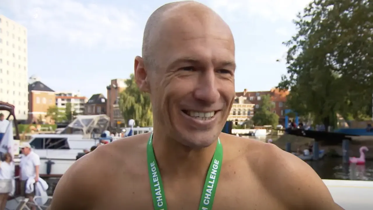 Robben zwemt 8 kilometer voor goede doel: 'Ging sneller dan verwacht!'