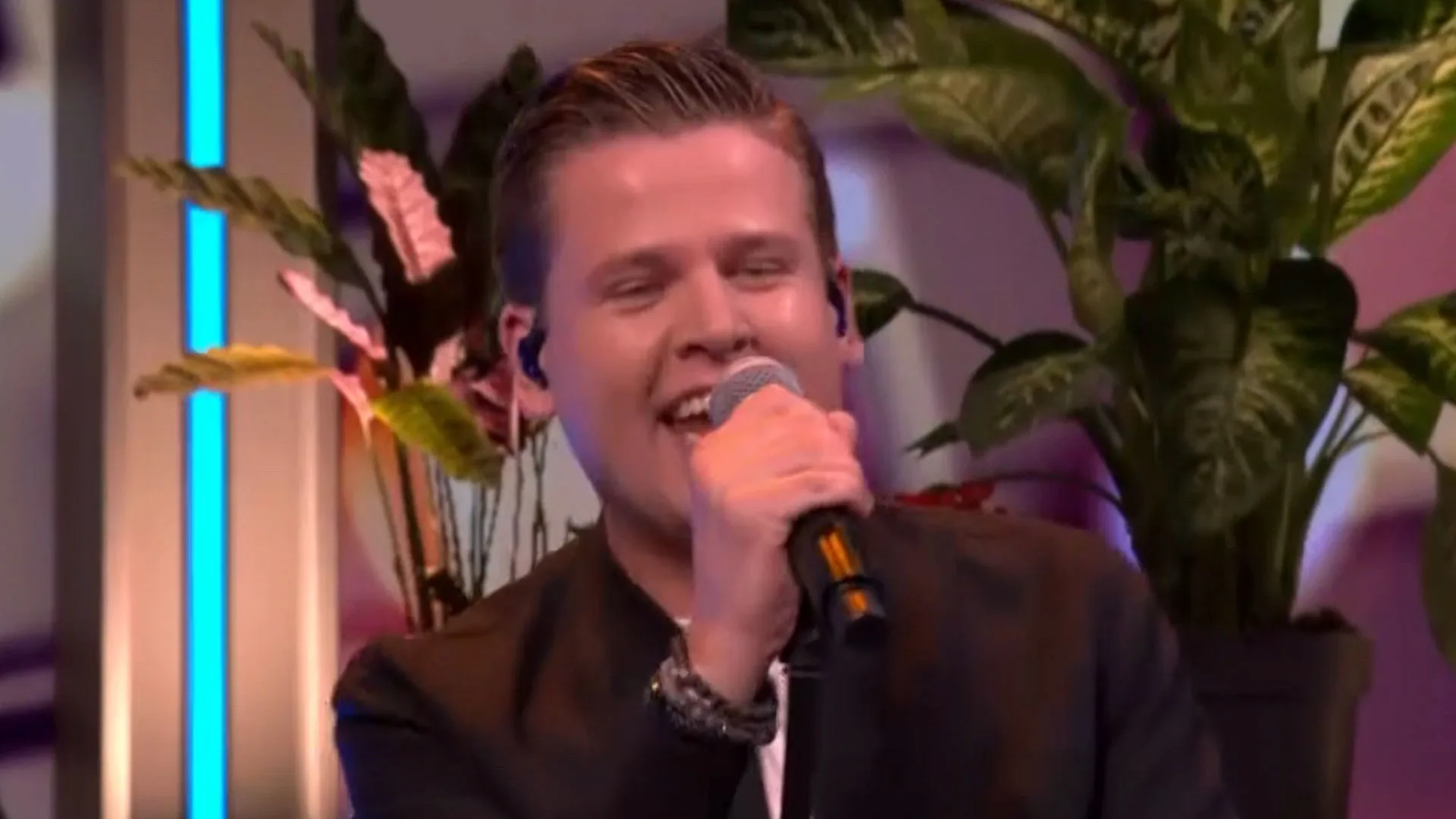 Sven Versteeg zet De Oranjezondag-studio op z'n kop met 'Blikkendag'