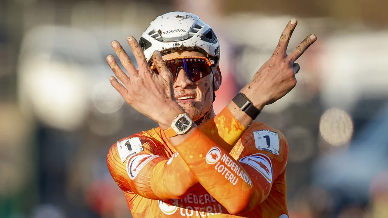 Koningspaar feliciteert veldrijders Fem van Empel en Mathieu van der Poel met wereldtitel