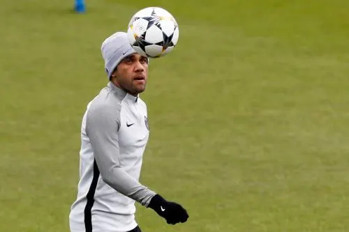 Dani Alves sluit aan bij groepstraining PSG