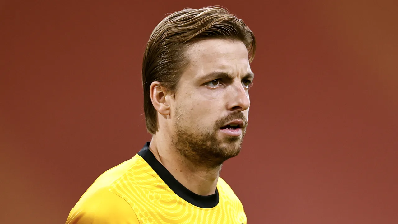 Cillessen haakt geblesseerd af, Tim Krul keept tegen Turkije