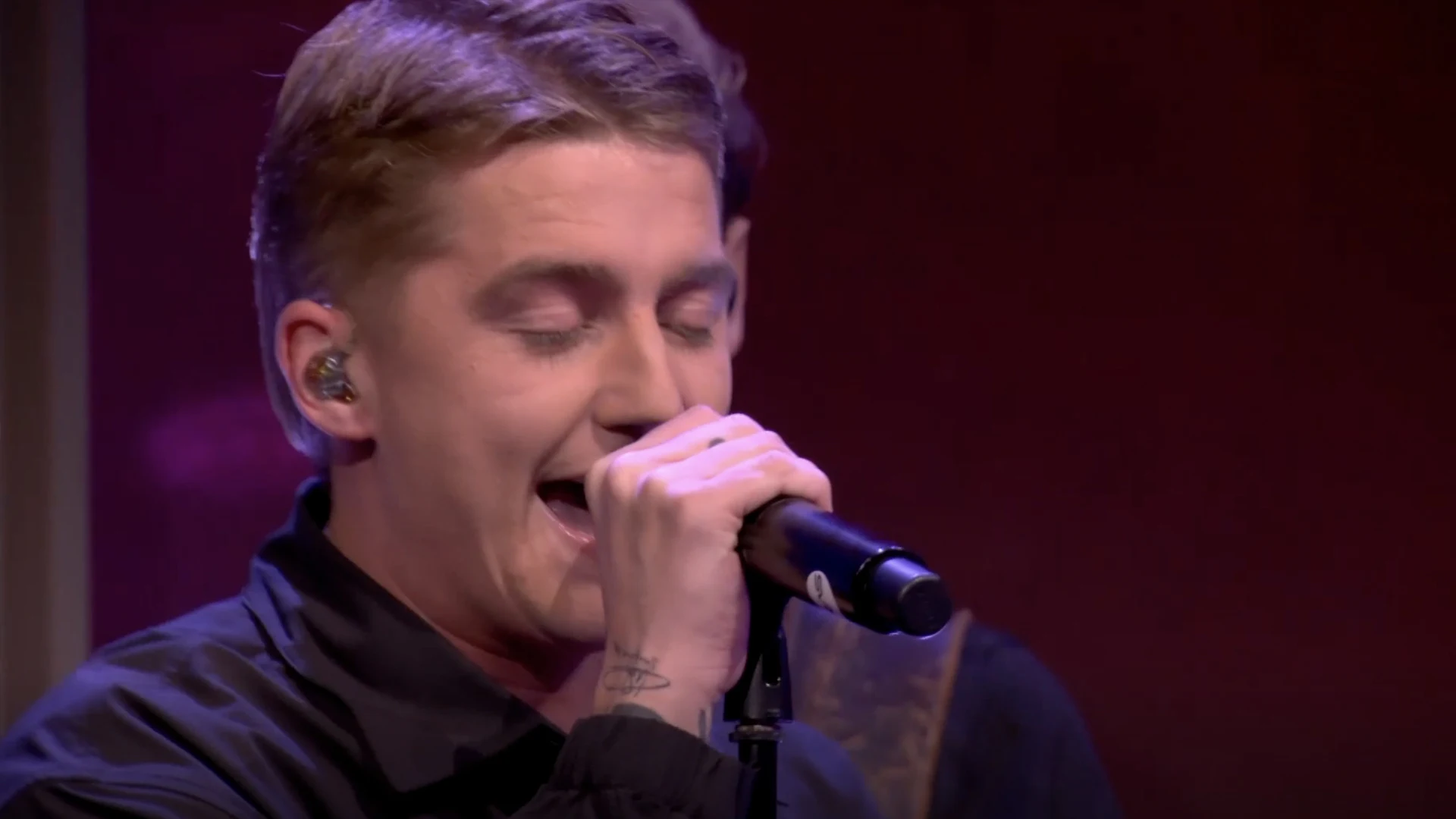 Mart Hoogkamer zorgt met 'Ik Spaar Geen Centen' voor feestelijke opening van De Oranjewinter!