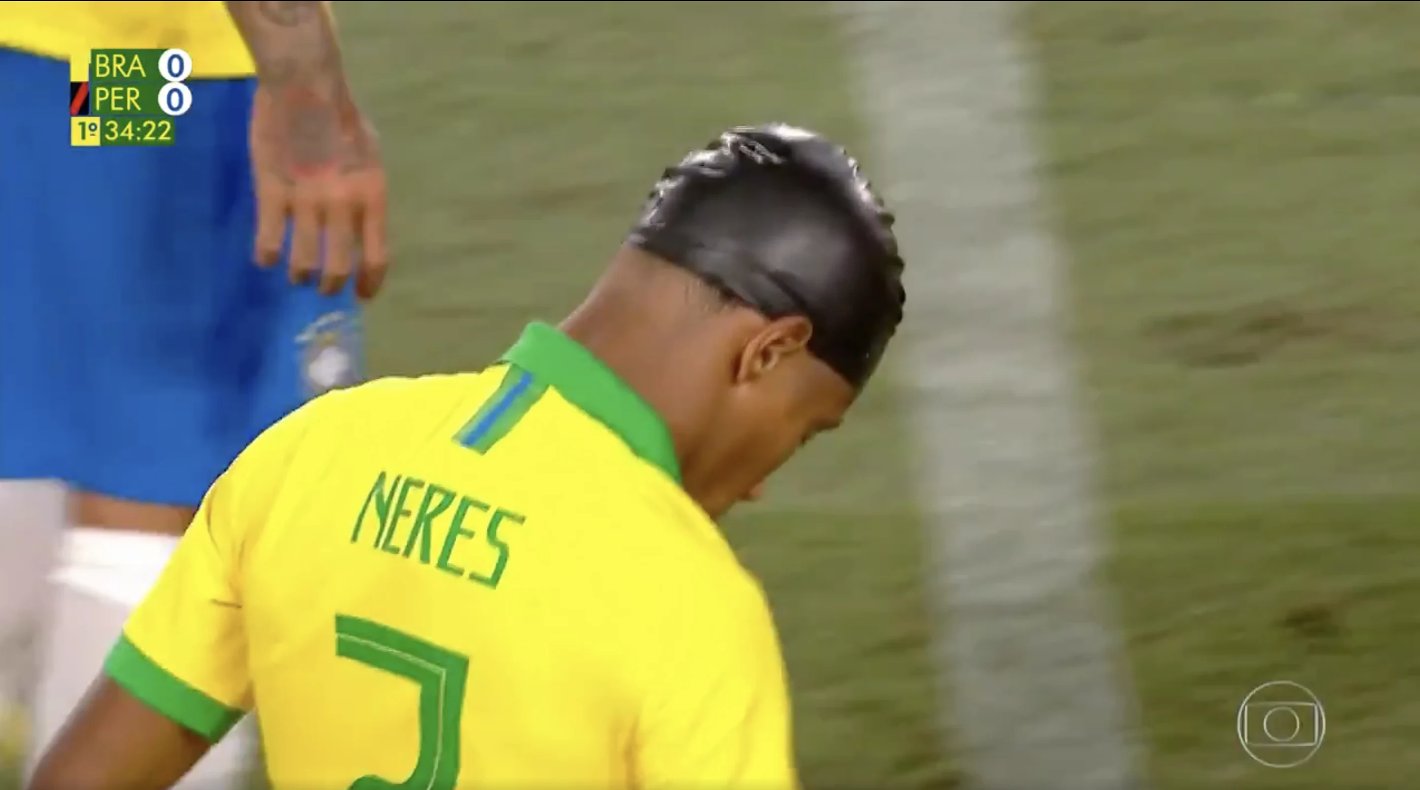 LOL! Neres en Casemiro voetballen met badmuts op na botsing