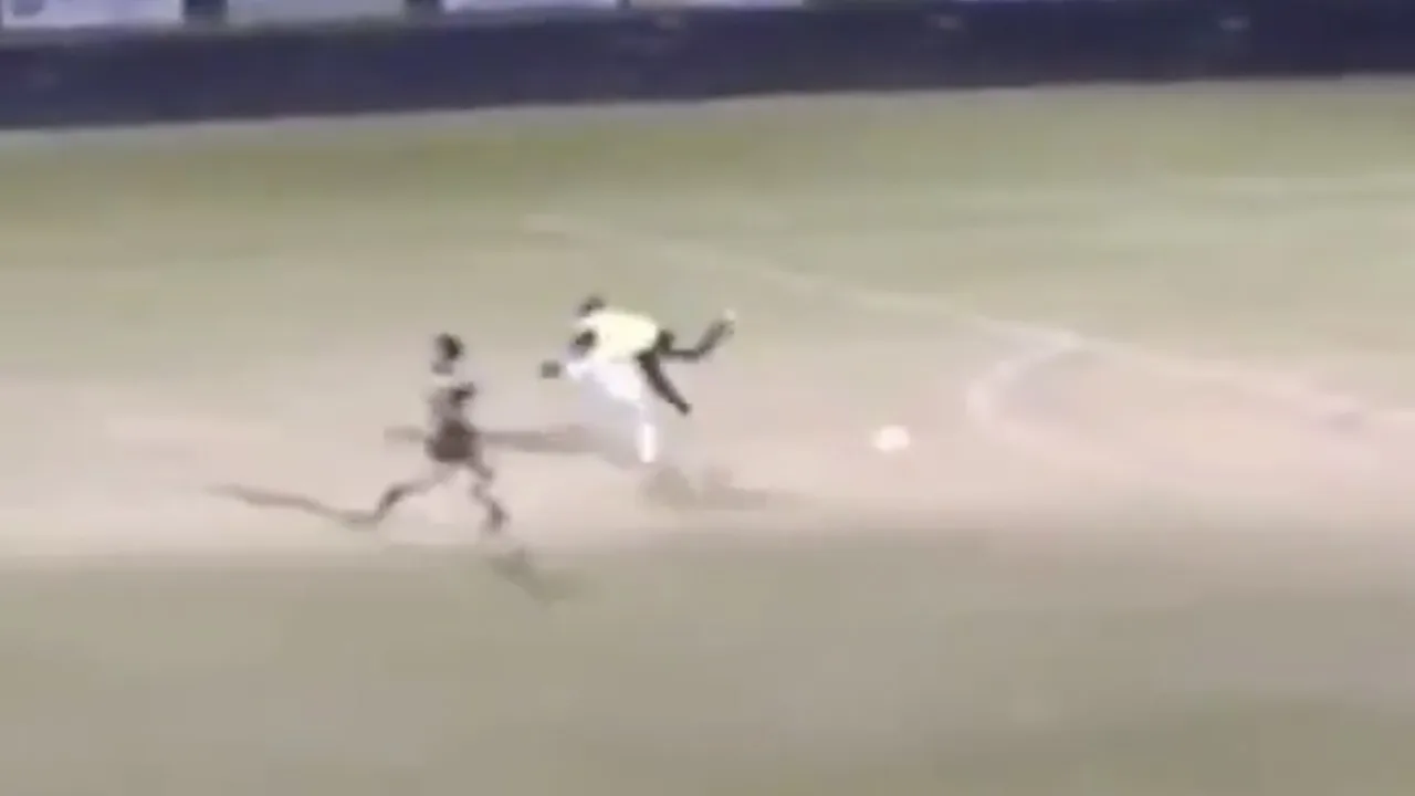 LOL! Keepster haalt speelster genadeloos onderuit met rugbytackle