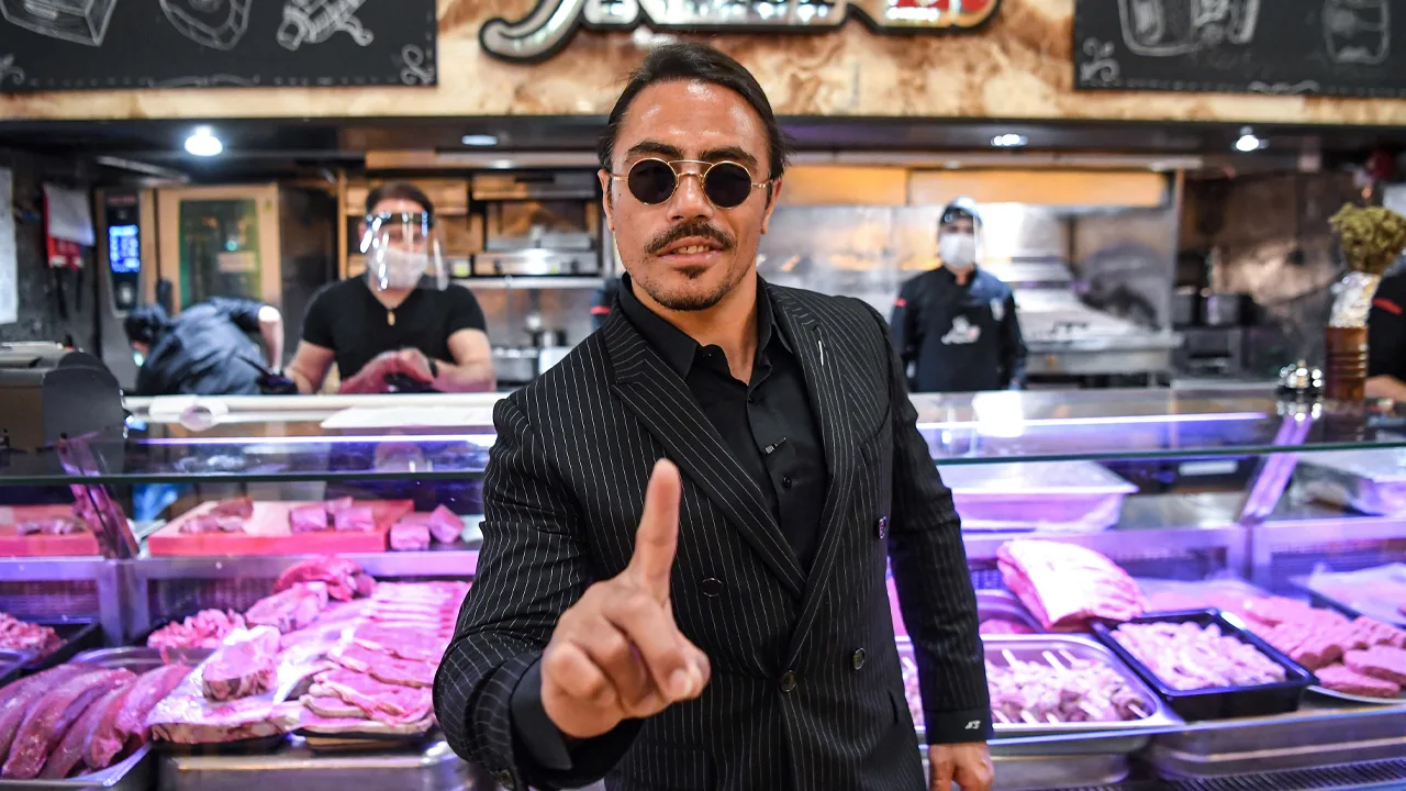 Zoon plundert familierekening na ontslag en bezoekt prostituees en Salt Bae in Dubai