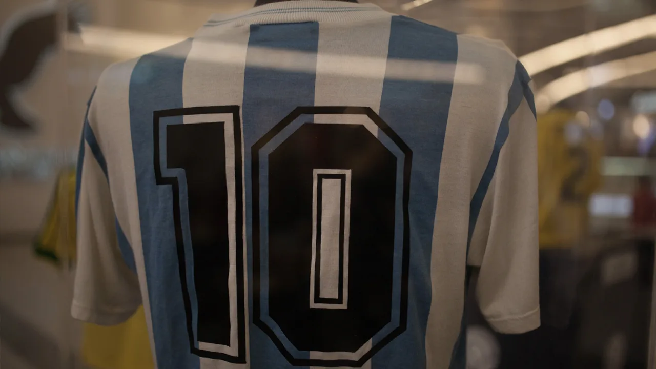 Shirt van Maradona brengt 55.000 euro op voor coronahulp