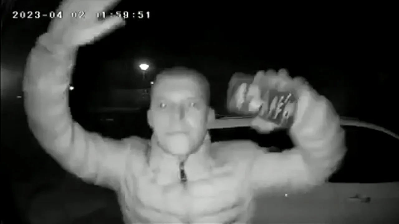 Video: dronken collega teruggepakt: deurbel-karaoke gaat viraal 