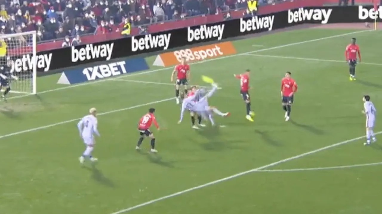 VIDEO: Luuk de Jong raakt de lat met waanzinnige omhaal